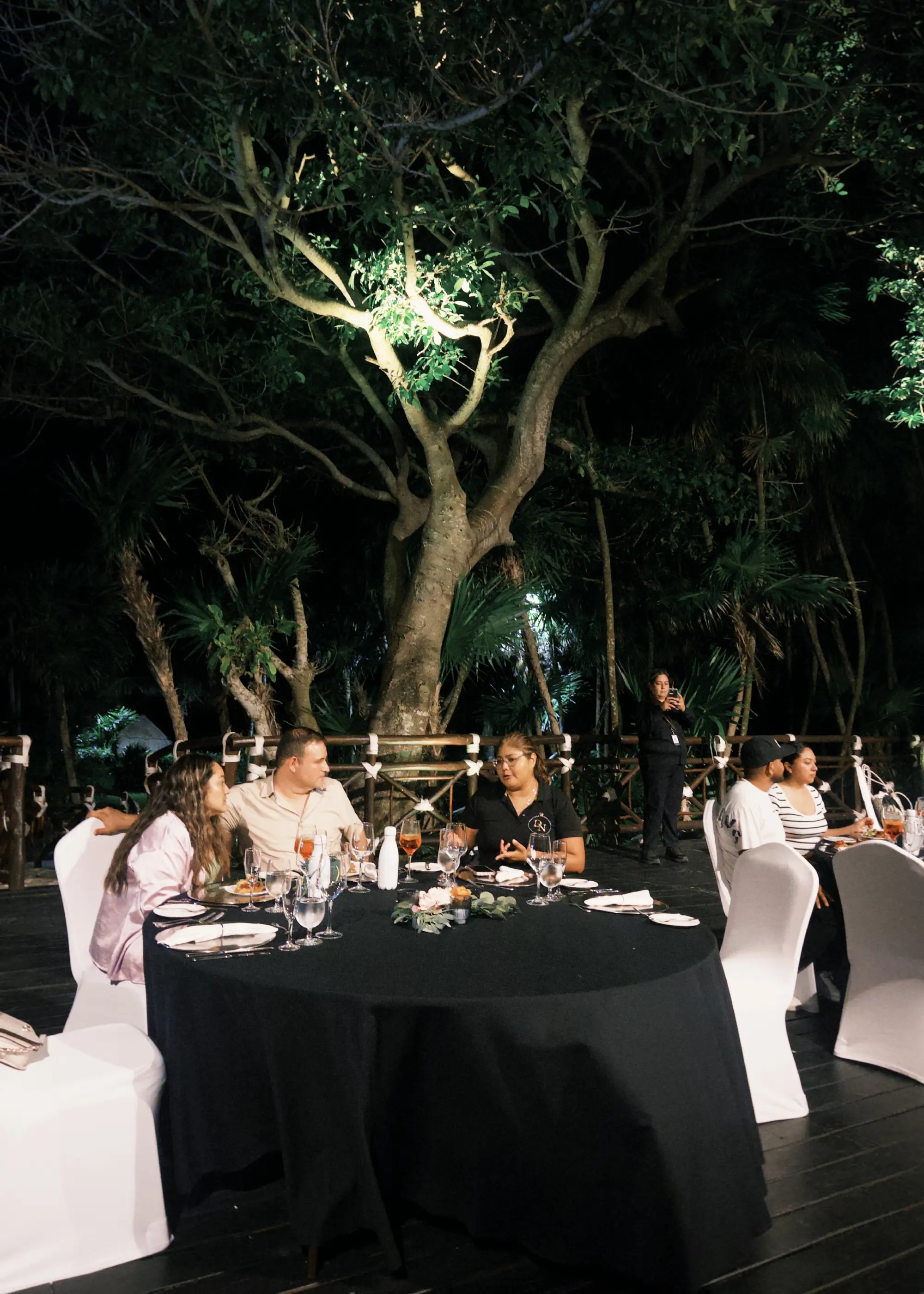 Wedding planner acompañando pareja en boda destino en playa de México